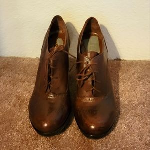 Brown Wingtip Heals
